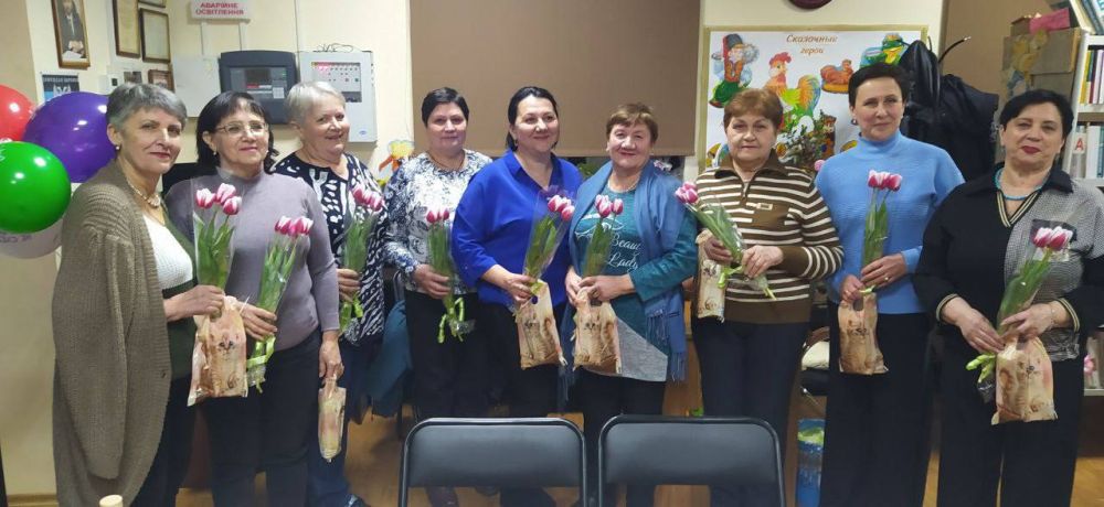 В Портовском сельском клубе женщин с Международным женским днём поздравил вокальный ансамбль «Надежда» В Портовском сельском клубе женщин с Международным женским днём поздравил вокальный ансамбль «Надежда»