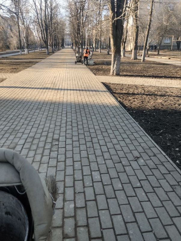 Сегодня, работники МУП АГЯ "ЖЭК" провели работы по благоустройству нашего города Сегодня, работники МУП АГЯ "ЖЭК" провели работы по благоустройству нашего города