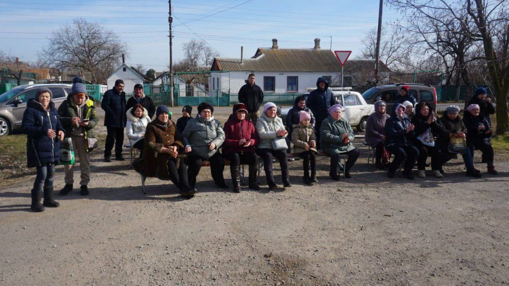 Жители и гости села Азовское получили массу положительных эмоций от выступления великолепного творческого коллектива Азовского сельского клуба Жители и гости села Азовское получили массу положительных эмоций от выступления великолепного творческого коллектива Азовского сельского клуба