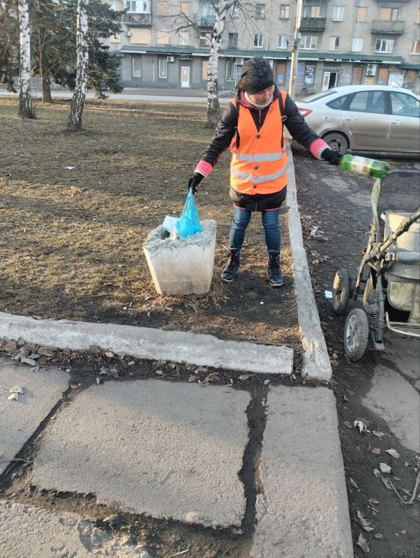 Сегодня, работники МУП АГЯ "ЖЭК" провели работы по благоустройству нашего города Сегодня, работники МУП АГЯ "ЖЭК" провели работы по благоустройству нашего города