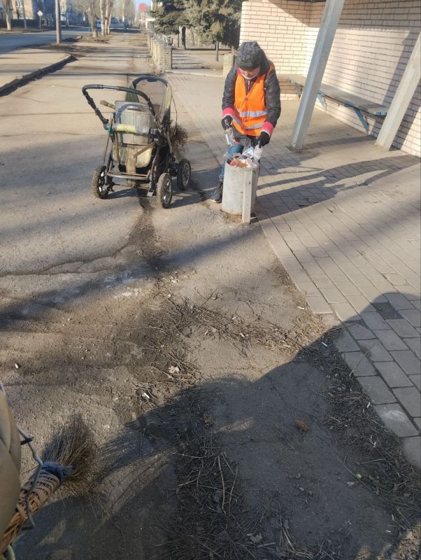 Сегодня, работники МУП АГЯ "ЖЭК" провели работы по благоустройству нашего города Сегодня, работники МУП АГЯ "ЖЭК" провели работы по благоустройству нашего города