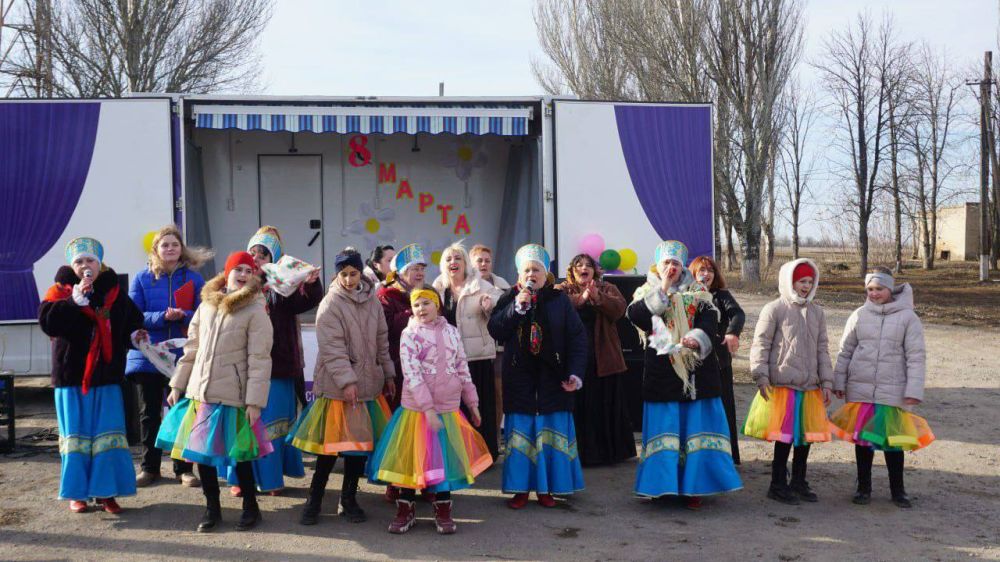 Жители и гости села Азовское получили массу положительных эмоций от выступления великолепного творческого коллектива Азовского сельского клуба Жители и гости села Азовское получили массу положительных эмоций от выступления великолепного творческого коллектива Азовского сельского клуба