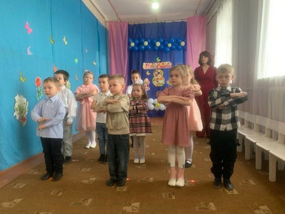 8 Марта - Женский день. Праздник, который любят и ждут, чтобы поздравить своих любимых мам, бабушек, сестер 8 Марта - Женский день. Праздник, который любят и ждут, чтобы поздравить своих любимых мам, бабушек, сестер