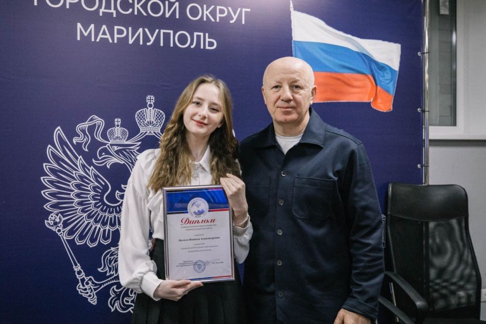 Олег Моргун: Передал школьникам округа дипломы победителей интеллектуальных игр «Избирательный марафон» и памятные призы Олег Моргун: Передал школьникам округа дипломы победителей интеллектуальных игр «Избирательный марафон» и памятные призы