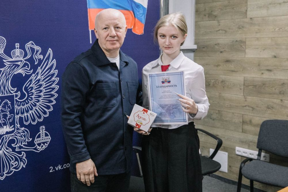 Олег Моргун: Передал школьникам округа дипломы победителей интеллектуальных игр «Избирательный марафон» и памятные призы Олег Моргун: Передал школьникам округа дипломы победителей интеллектуальных игр «Избирательный марафон» и памятные призы