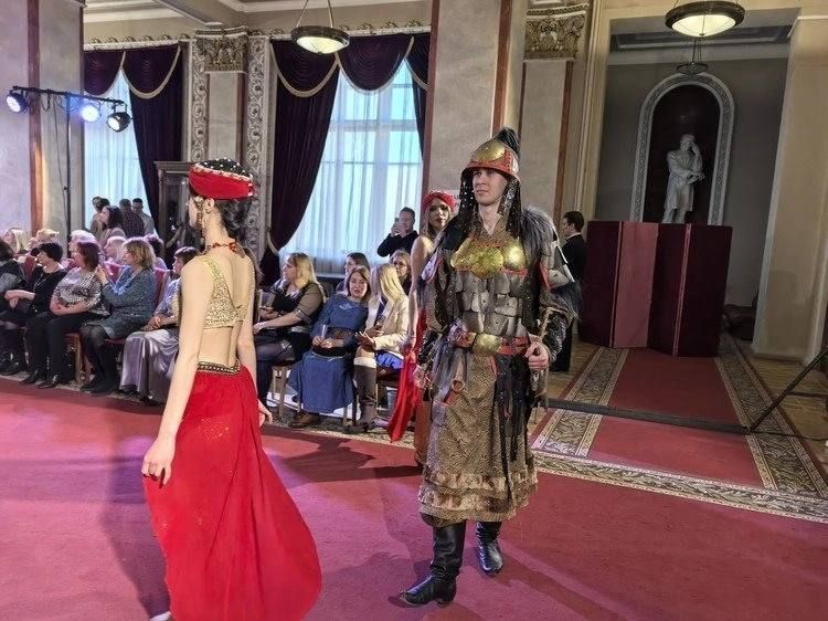 От меха до доспеха: в Донецке прошел показ мод, которого ждали три года От меха до доспеха: в Донецке прошел показ мод, которого ждали три года