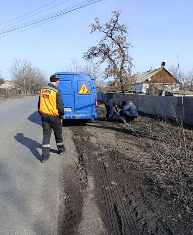 Уважаемые торезцы!. Для безопасности дорожного движения по ул. Шестакова и ул. Ленской, подрядной организаций СМЭО при МВД ведутся работы по оборудованию перекрестков дорожными знаками, указывающими направление движения Уважаемые торезцы!. Для безопасности дорожного движения по ул. Шестакова и ул. Ленской, подрядной организаций СМЭО при МВД ведутся работы по оборудованию перекрестков дорожными знаками, указывающими направление движения