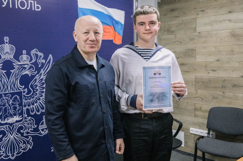 Олег Моргун: Передал школьникам округа дипломы победителей интеллектуальных игр «Избирательный марафон» и памятные призы Олег Моргун: Передал школьникам округа дипломы победителей интеллектуальных игр «Избирательный марафон» и памятные призы