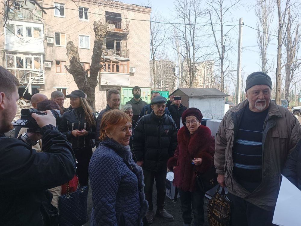 Начальник Яковлевского территориального отдела управления по работе с населением Марина Асеева вручила жителям города Авдеевки их долгожданные ключи от восстановленных квартир Начальник Яковлевского территориального отдела управления по работе с населением Марина Асеева вручила жителям города Авдеевки их долгожданные ключи от восстановленных квартир