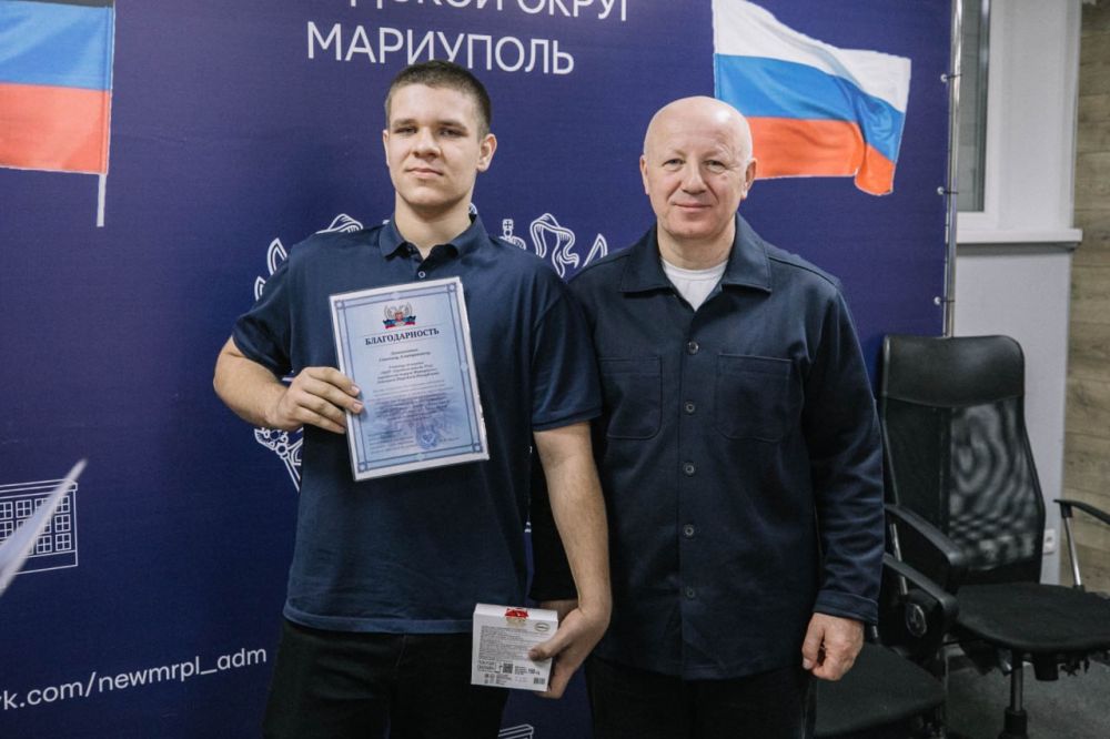 Олег Моргун: Передал школьникам округа дипломы победителей интеллектуальных игр «Избирательный марафон» и памятные призы Олег Моргун: Передал школьникам округа дипломы победителей интеллектуальных игр «Избирательный марафон» и памятные призы