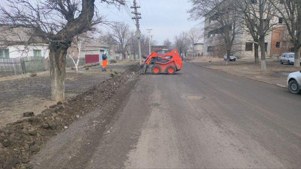 Московская область продолжает благоустройство дорог в Новоазовске Московская область продолжает благоустройство дорог в Новоазовске