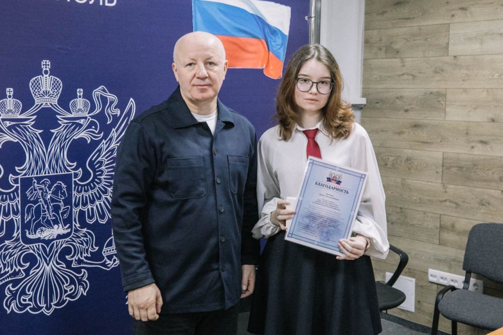 Олег Моргун: Передал школьникам округа дипломы победителей интеллектуальных игр «Избирательный марафон» и памятные призы Олег Моргун: Передал школьникам округа дипломы победителей интеллектуальных игр «Избирательный марафон» и памятные призы
