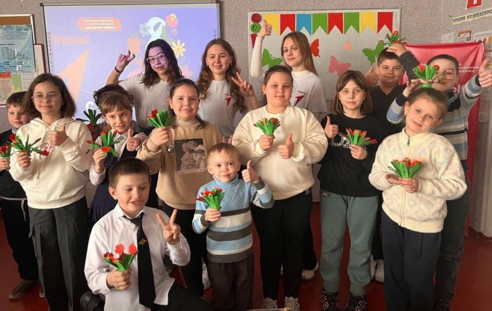 Активисты «Движения Первых», «Молодой Республики» и «Молодой Гвардии» Снежного участвуют в общественной жизни округа Активисты «Движения Первых», «Молодой Республики» и «Молодой Гвардии» Снежного участвуют в общественной жизни округа
