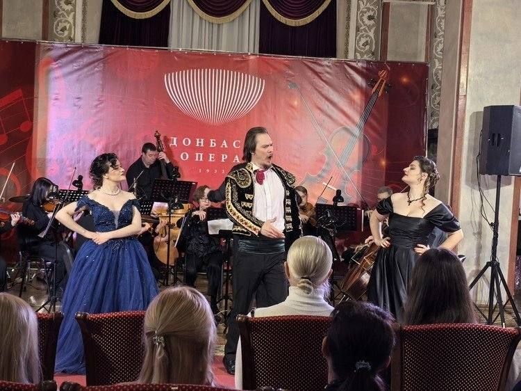 От меха до доспеха: в Донецке прошел показ мод, которого ждали три года От меха до доспеха: в Донецке прошел показ мод, которого ждали три года