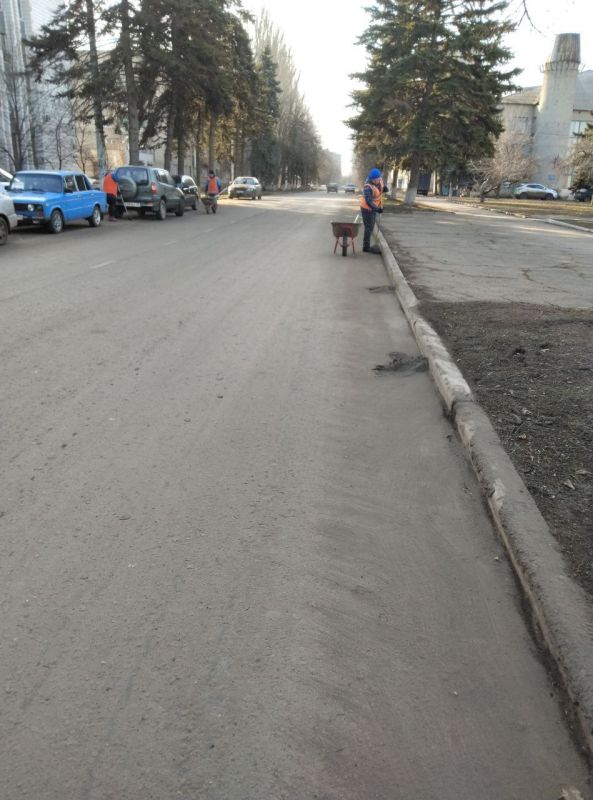Денис Зубов: В городском округе Иловайск МУП БИОН произвел работы по уборке территории, очистке тротуаров и прибордюрного камня от смета Денис Зубов: В городском округе Иловайск МУП БИОН произвел работы по уборке территории, очистке тротуаров и прибордюрного камня от смета