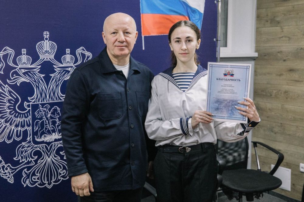 Олег Моргун: Передал школьникам округа дипломы победителей интеллектуальных игр «Избирательный марафон» и памятные призы Олег Моргун: Передал школьникам округа дипломы победителей интеллектуальных игр «Избирательный марафон» и памятные призы