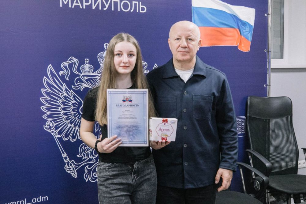Олег Моргун: Передал школьникам округа дипломы победителей интеллектуальных игр «Избирательный марафон» и памятные призы Олег Моргун: Передал школьникам округа дипломы победителей интеллектуальных игр «Избирательный марафон» и памятные призы