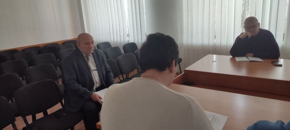 Сегодня, 10 марта, врип Главы администрации городского округа Торез Артём Чесноков провел совещание с председателем Торезского городского совета Донецкой Народной Республики Александром Казмерчуком, руководителем рабочей... Сегодня, 10 марта, врип Главы администрации городского округа Торез Артём Чесноков провел совещание с председателем Торезского городского совета Донецкой Народной Республики Александром Казмерчуком, руководителем рабочей...