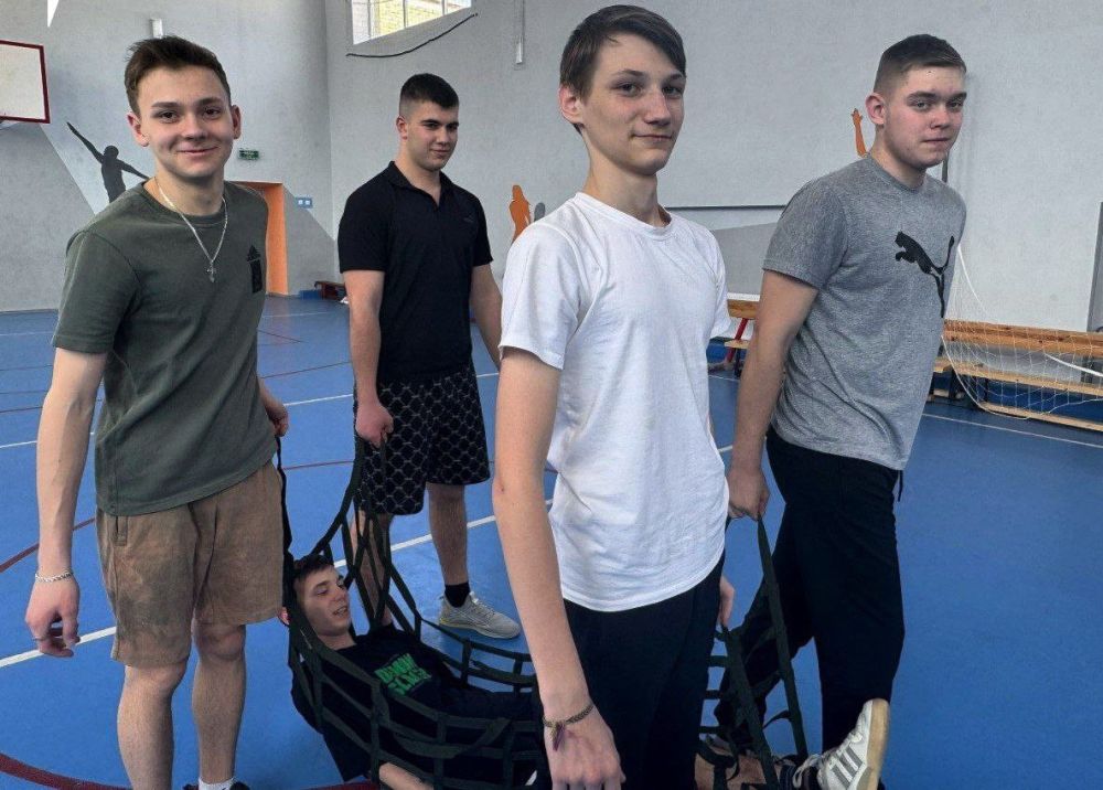 Активисты «Движения Первых», «Молодой Республики» и «Молодой Гвардии» Снежного участвуют в общественной жизни округа Активисты «Движения Первых», «Молодой Республики» и «Молодой Гвардии» Снежного участвуют в общественной жизни округа