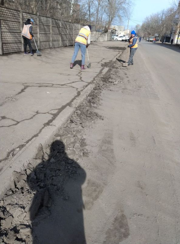 Денис Зубов: В городском округе Иловайск МУП БИОН произвел работы по уборке территории, очистке тротуаров и прибордюрного камня от смета Денис Зубов: В городском округе Иловайск МУП БИОН произвел работы по уборке территории, очистке тротуаров и прибордюрного камня от смета