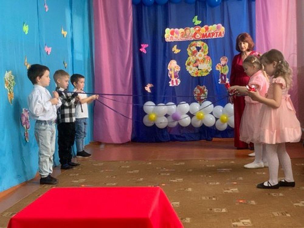 8 Марта - Женский день. Праздник, который любят и ждут, чтобы поздравить своих любимых мам, бабушек, сестер 8 Марта - Женский день. Праздник, который любят и ждут, чтобы поздравить своих любимых мам, бабушек, сестер