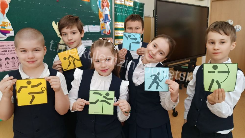 «Спорт – норма жизни» – эта фраза стала девизом внеурочного занятия курса «Разговоры о важном», который состоялся сегодня в общеобразовательных учреждениях Донецка «Спорт – норма жизни» – эта фраза стала девизом внеурочного занятия курса «Разговоры о важном», который состоялся сегодня в общеобразовательных учреждениях Донецка