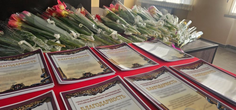 В Мариуполе полицейские поздравили с праздником весны женщин-коллег В Мариуполе полицейские поздравили с праздником весны женщин-коллег