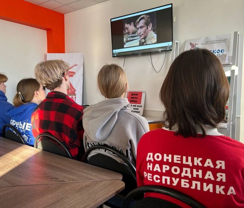 Активисты «Движения Первых», «Молодой Республики» и «Молодой Гвардии» Снежного участвуют в общественной жизни округа Активисты «Движения Первых», «Молодой Республики» и «Молодой Гвардии» Снежного участвуют в общественной жизни округа