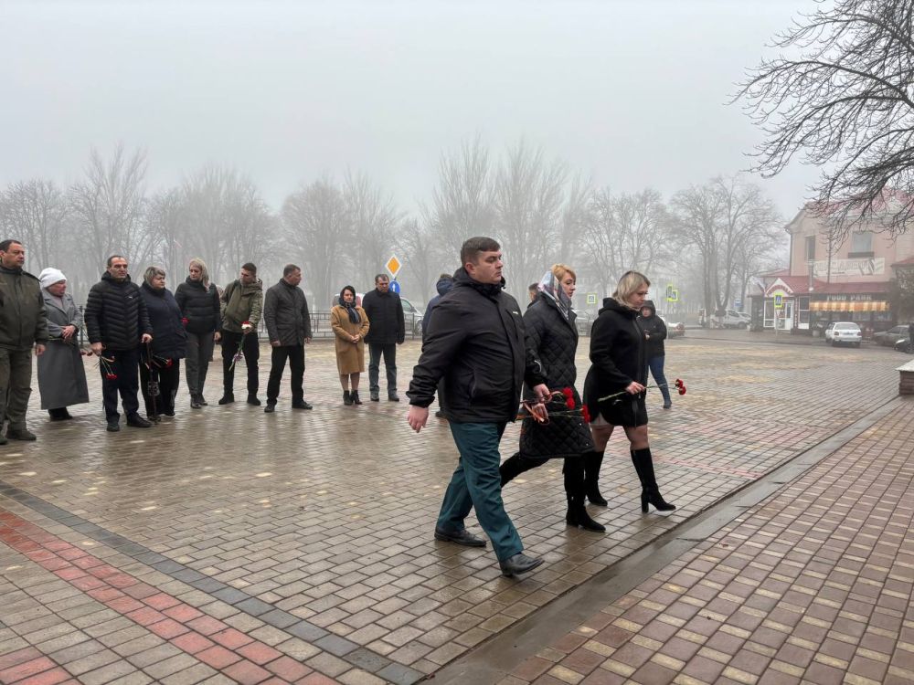 Константин Зинченко: Совместно с председателем Волновахского муниципального совета, депутатом от фракции «Единая Россия» Таймуразом Арсоевым, сотрудниками администрации округа и представителями шефа-региона Ямал, почтили... Константин Зинченко: Совместно с председателем Волновахского муниципального совета, депутатом от фракции «Единая Россия» Таймуразом Арсоевым, сотрудниками администрации округа и представителями шефа-региона Ямал, почтили...