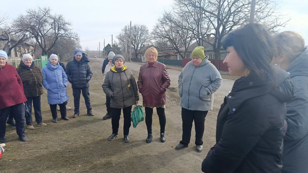 11 марта, заместитель главы Администрации городского округа Харцызск Юлия Михайленко в пгт Шахтное провела сход граждан, на котором были обсуждены актуальные вопросы и проблемы, волнующие местных жителей 11 марта, заместитель главы Администрации городского округа Харцызск Юлия Михайленко в пгт Шахтное провела сход граждан, на котором были обсуждены актуальные вопросы и проблемы, волнующие местных жителей