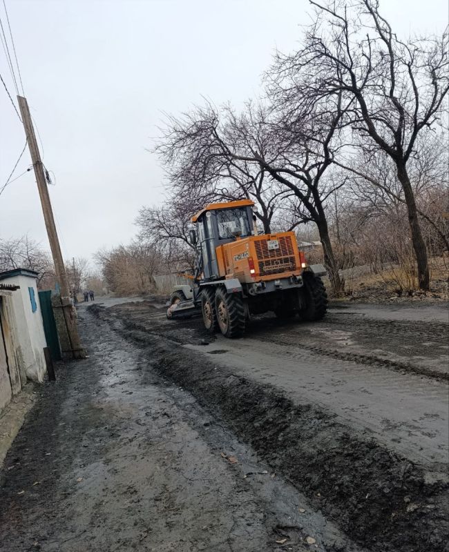Силами МУП администрации города Тореза "Благоустройство" выполнены работы по планировке автогрейдером улицы Некрасова и улицы Кирова Силами МУП администрации города Тореза "Благоустройство" выполнены работы по планировке автогрейдером улицы Некрасова и улицы Кирова