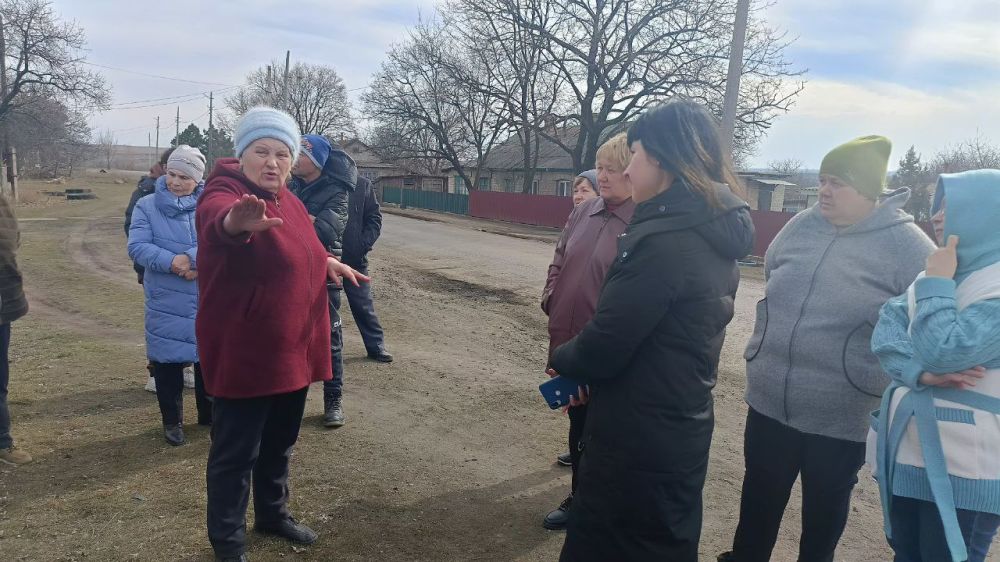 11 марта, заместитель главы Администрации городского округа Харцызск Юлия Михайленко в пгт Шахтное провела сход граждан, на котором были обсуждены актуальные вопросы и проблемы, волнующие местных жителей 11 марта, заместитель главы Администрации городского округа Харцызск Юлия Михайленко в пгт Шахтное провела сход граждан, на котором были обсуждены актуальные вопросы и проблемы, волнующие местных жителей