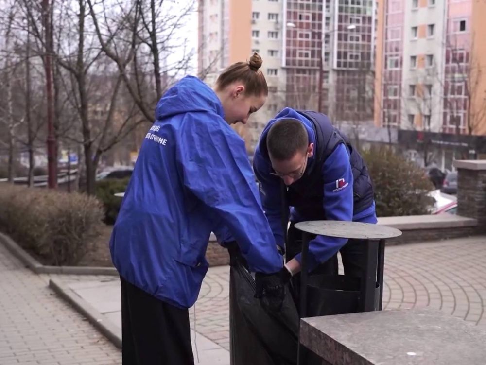 Молодежь организовала субботник на набережной Кальмиуса в Донецке Молодежь организовала субботник на набережной Кальмиуса в Донецке