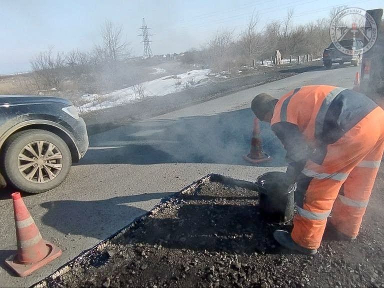 Частые перепады температуры в зимний сезон отразились на состоянии дорожного покрытия — поэтому сейчас активно приступили к устранению дефектов на сети дорог общего пользования для комфорта и безопасности участников движения Частые перепады температуры в зимний сезон отразились на состоянии дорожного покрытия — поэтому сейчас активно приступили к устранению дефектов на сети дорог общего пользования для комфорта и безопасности участников движения