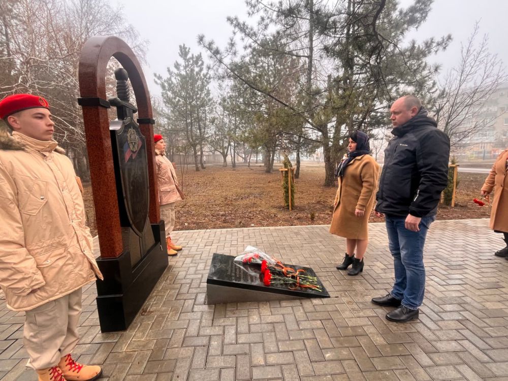 Константин Зинченко: Совместно с председателем Волновахского муниципального совета, депутатом от фракции «Единая Россия» Таймуразом Арсоевым, сотрудниками администрации округа и представителями шефа-региона Ямал, почтили... Константин Зинченко: Совместно с председателем Волновахского муниципального совета, депутатом от фракции «Единая Россия» Таймуразом Арсоевым, сотрудниками администрации округа и представителями шефа-региона Ямал, почтили...
