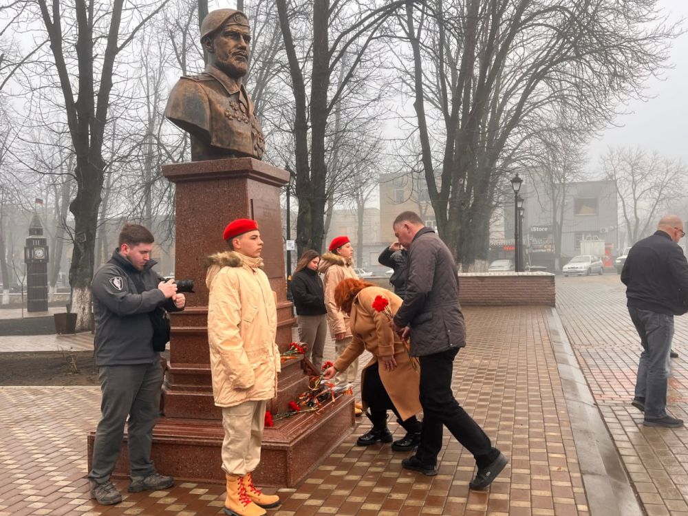 Константин Зинченко: Совместно с председателем Волновахского муниципального совета, депутатом от фракции «Единая Россия» Таймуразом Арсоевым, сотрудниками администрации округа и представителями шефа-региона Ямал, почтили... Константин Зинченко: Совместно с председателем Волновахского муниципального совета, депутатом от фракции «Единая Россия» Таймуразом Арсоевым, сотрудниками администрации округа и представителями шефа-региона Ямал, почтили...