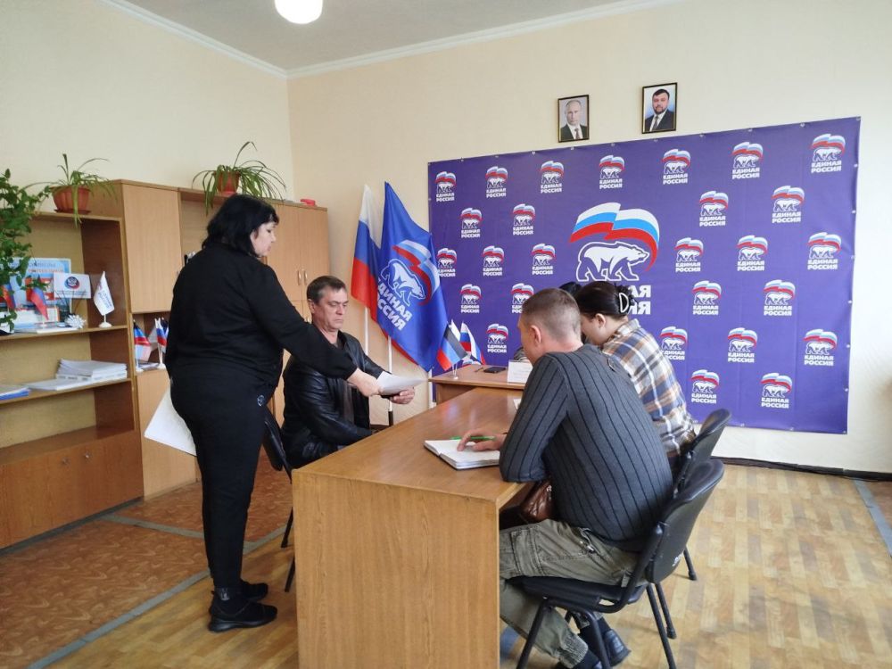 Сегодня в общественной приемной Всероссийской политической партии «Единая Россия» заместитель главы администрации Оксана Козлова провела личный прием граждан Сегодня в общественной приемной Всероссийской политической партии «Единая Россия» заместитель главы администрации Оксана Козлова провела личный прием граждан