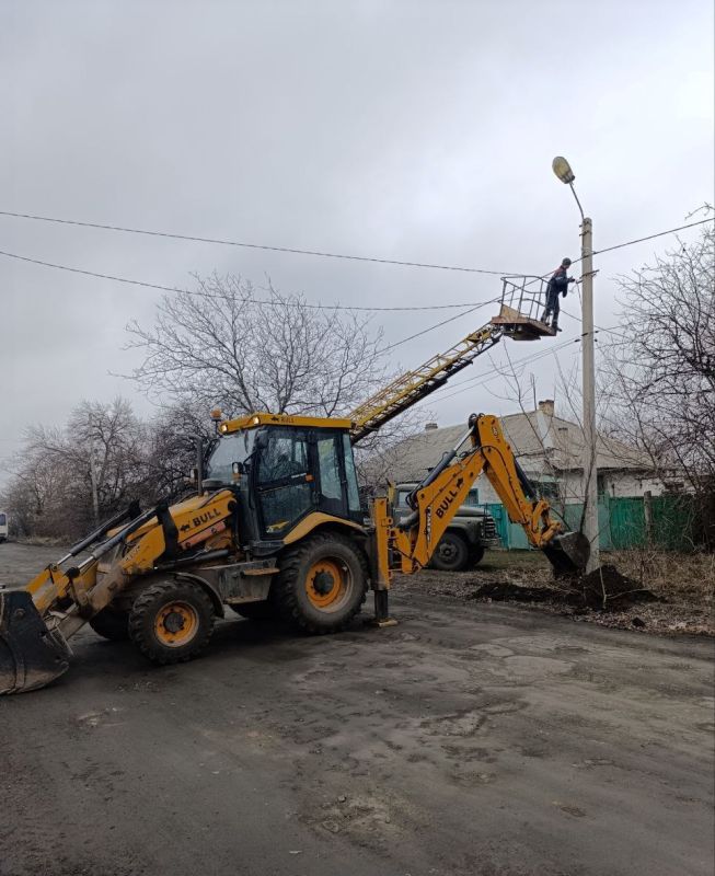 Управлением УЖКХ администрации городского округа Торез выполнены работы по восстановлению электроопоры по ул.Кирова Управлением УЖКХ администрации городского округа Торез выполнены работы по восстановлению электроопоры по ул.Кирова