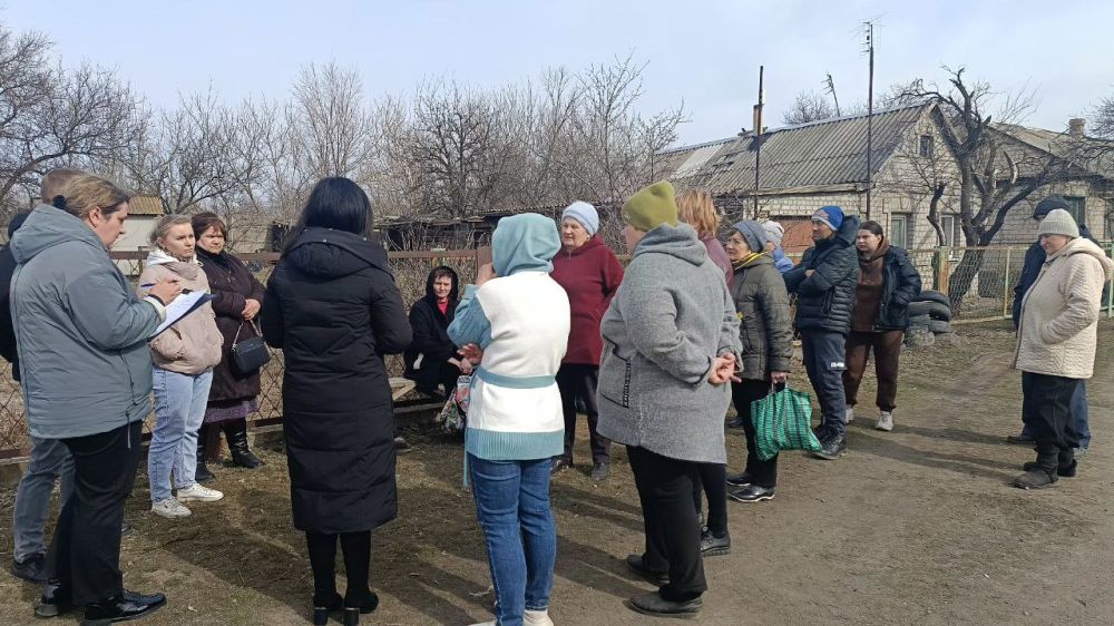 11 марта, заместитель главы Администрации городского округа Харцызск Юлия Михайленко в пгт Шахтное провела сход граждан, на котором были обсуждены актуальные вопросы и проблемы, волнующие местных жителей 11 марта, заместитель главы Администрации городского округа Харцызск Юлия Михайленко в пгт Шахтное провела сход граждан, на котором были обсуждены актуальные вопросы и проблемы, волнующие местных жителей