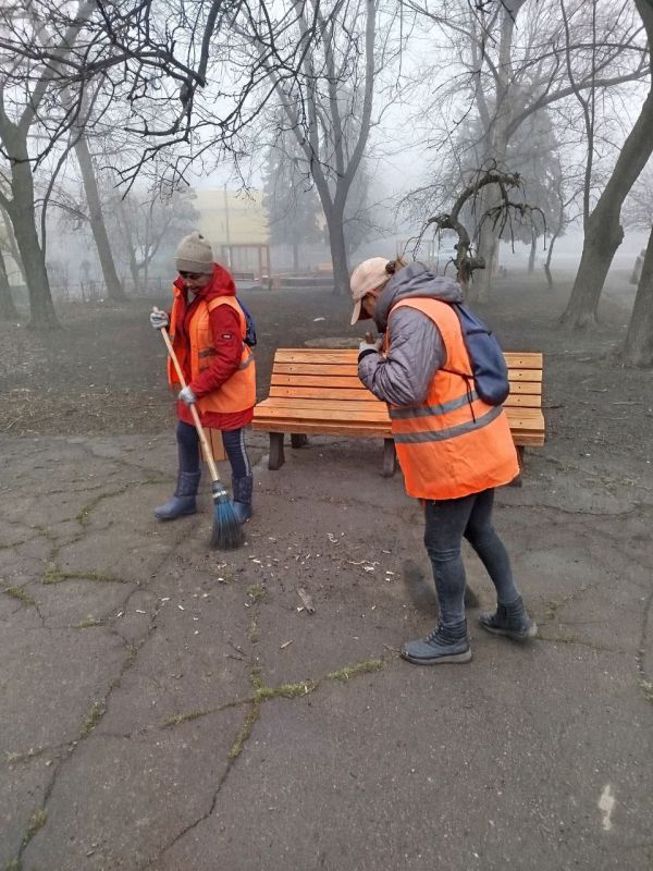 Коммунальщики Снежного благоустраивают территории общего пользования Коммунальщики Снежного благоустраивают территории общего пользования