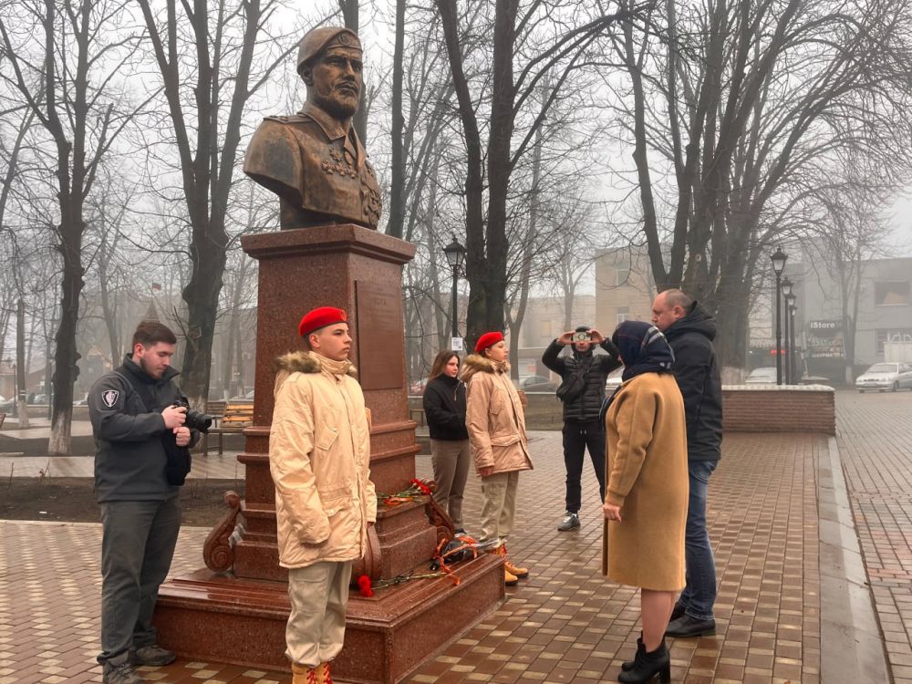 Константин Зинченко: Совместно с председателем Волновахского муниципального совета, депутатом от фракции «Единая Россия» Таймуразом Арсоевым, сотрудниками администрации округа и представителями шефа-региона Ямал, почтили... Константин Зинченко: Совместно с председателем Волновахского муниципального совета, депутатом от фракции «Единая Россия» Таймуразом Арсоевым, сотрудниками администрации округа и представителями шефа-региона Ямал, почтили...
