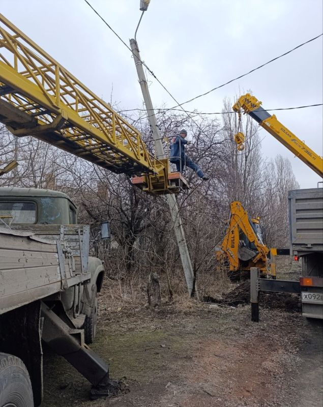 Управлением УЖКХ администрации городского округа Торез выполнены работы по восстановлению электроопоры по ул.Кирова Управлением УЖКХ администрации городского округа Торез выполнены работы по восстановлению электроопоры по ул.Кирова