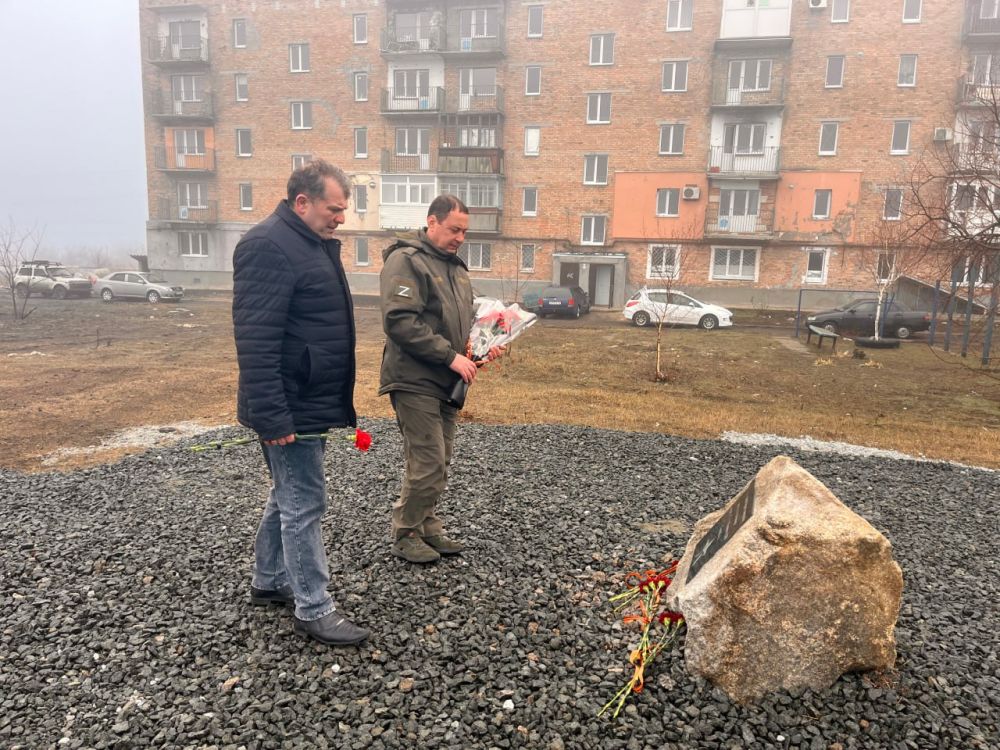 Константин Зинченко: Совместно с председателем Волновахского муниципального совета, депутатом от фракции «Единая Россия» Таймуразом Арсоевым, сотрудниками администрации округа и представителями шефа-региона Ямал, почтили... Константин Зинченко: Совместно с председателем Волновахского муниципального совета, депутатом от фракции «Единая Россия» Таймуразом Арсоевым, сотрудниками администрации округа и представителями шефа-региона Ямал, почтили...