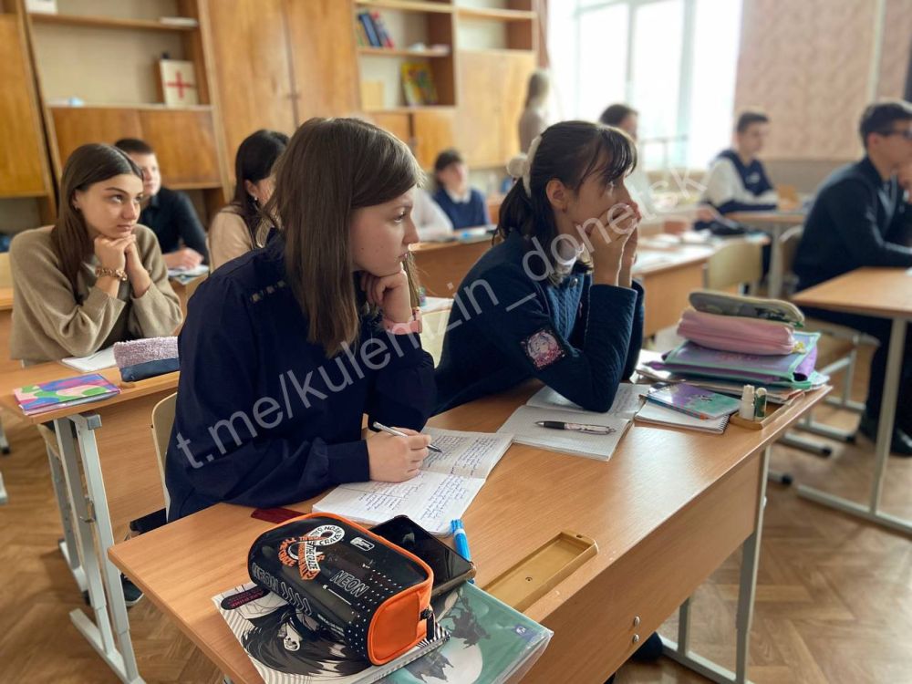 Экстремизм представляет собой крайние взгляды и действия, направленные на подрыв общественного порядка, разжигание ненависти и насильственное изменение власти Экстремизм представляет собой крайние взгляды и действия, направленные на подрыв общественного порядка, разжигание ненависти и насильственное изменение власти