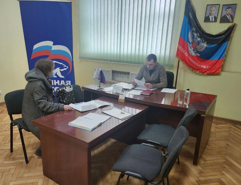 Прием граждан. Сегодня, 11 марта, депутат Народного Совета ДНР Евгений Белашев провел прием граждан в общественной приемной Шахтерского местного отделения партии «Единая Россия» Прием граждан. Сегодня, 11 марта, депутат Народного Совета ДНР Евгений Белашев провел прием граждан в общественной приемной Шахтерского местного отделения партии «Единая Россия»