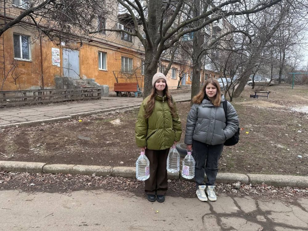 "Эстафета добра".. Все больше неравнодушных сердец присоединяются к акции «Эстафета добра». ГБОУ "Школа №10 г.о. Донецк" совместно с Управой Калининского внутригородского района Администрации городского округа Донецк... "Эстафета добра".. Все больше неравнодушных сердец присоединяются к акции «Эстафета добра». ГБОУ "Школа №10 г.о. Донецк" совместно с Управой Калининского внутригородского района Администрации городского округа Донецк...