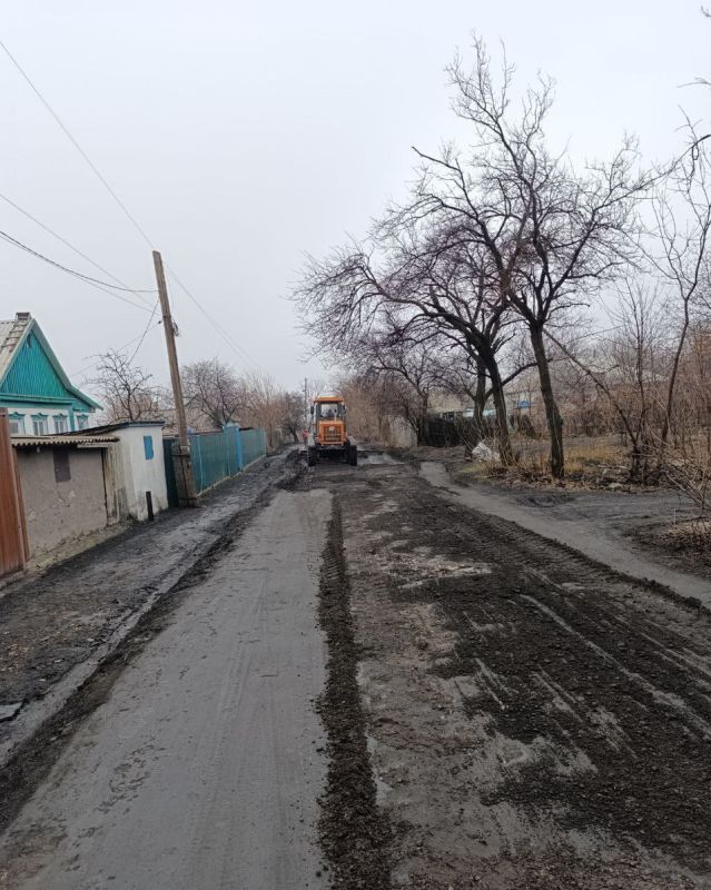 Силами МУП администрации города Тореза "Благоустройство" выполнены работы по планировке автогрейдером улицы Некрасова и улицы Кирова Силами МУП администрации города Тореза "Благоустройство" выполнены работы по планировке автогрейдером улицы Некрасова и улицы Кирова