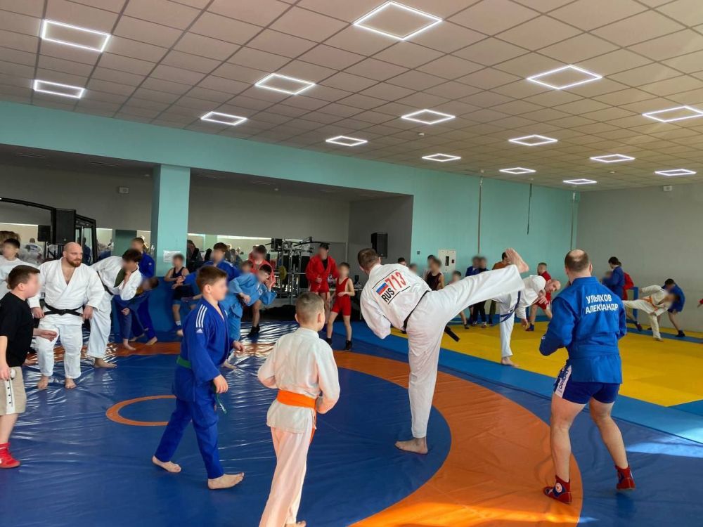 Титулованные спортсмены Росгвардии провели мастер-классы для юных атлетов из новых регионов Титулованные спортсмены Росгвардии провели мастер-классы для юных атлетов из новых регионов