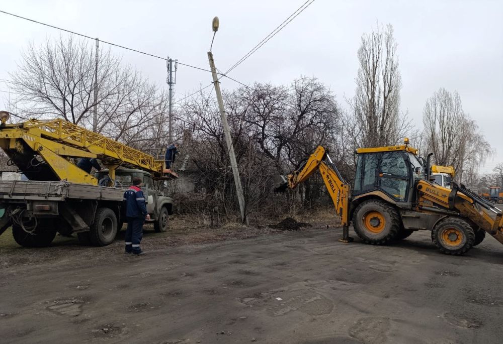 Управлением УЖКХ администрации городского округа Торез выполнены работы по восстановлению электроопоры по ул.Кирова Управлением УЖКХ администрации городского округа Торез выполнены работы по восстановлению электроопоры по ул.Кирова