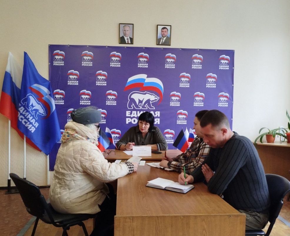 Сегодня в общественной приемной Всероссийской политической партии «Единая Россия» заместитель главы администрации Оксана Козлова провела личный прием граждан Сегодня в общественной приемной Всероссийской политической партии «Единая Россия» заместитель главы администрации Оксана Козлова провела личный прием граждан
